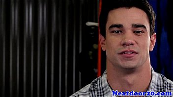 Gaysex muscle jock wanking at the gym